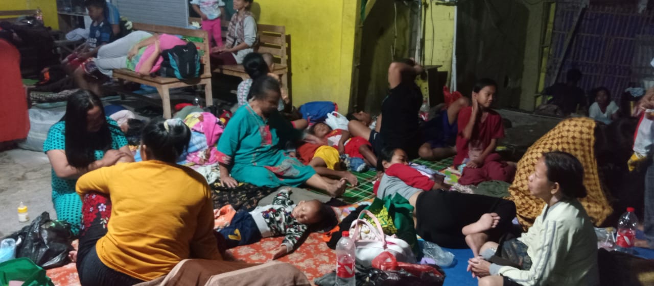 Banjir Sepinggang Orang Dewasa, Warga Kabupaten Bekasi Memilih Tinggal di Pengungsian