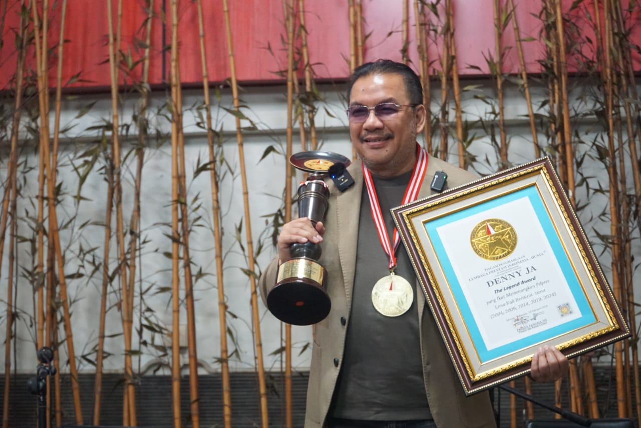 Menangkan Capres Lima Kali Beruntun, Denny JA Terima The Legend Award