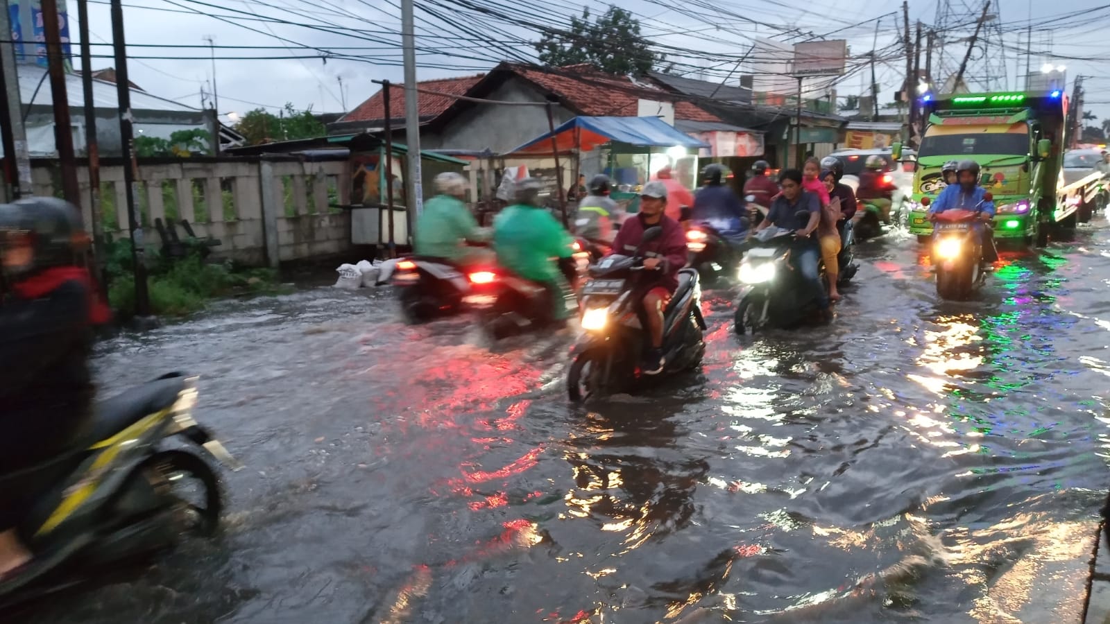 Jalan Kali Abang Tengah Tergenang Banjir Sedalam 15-20 Cm, Sejak Kemarin Belum Surut