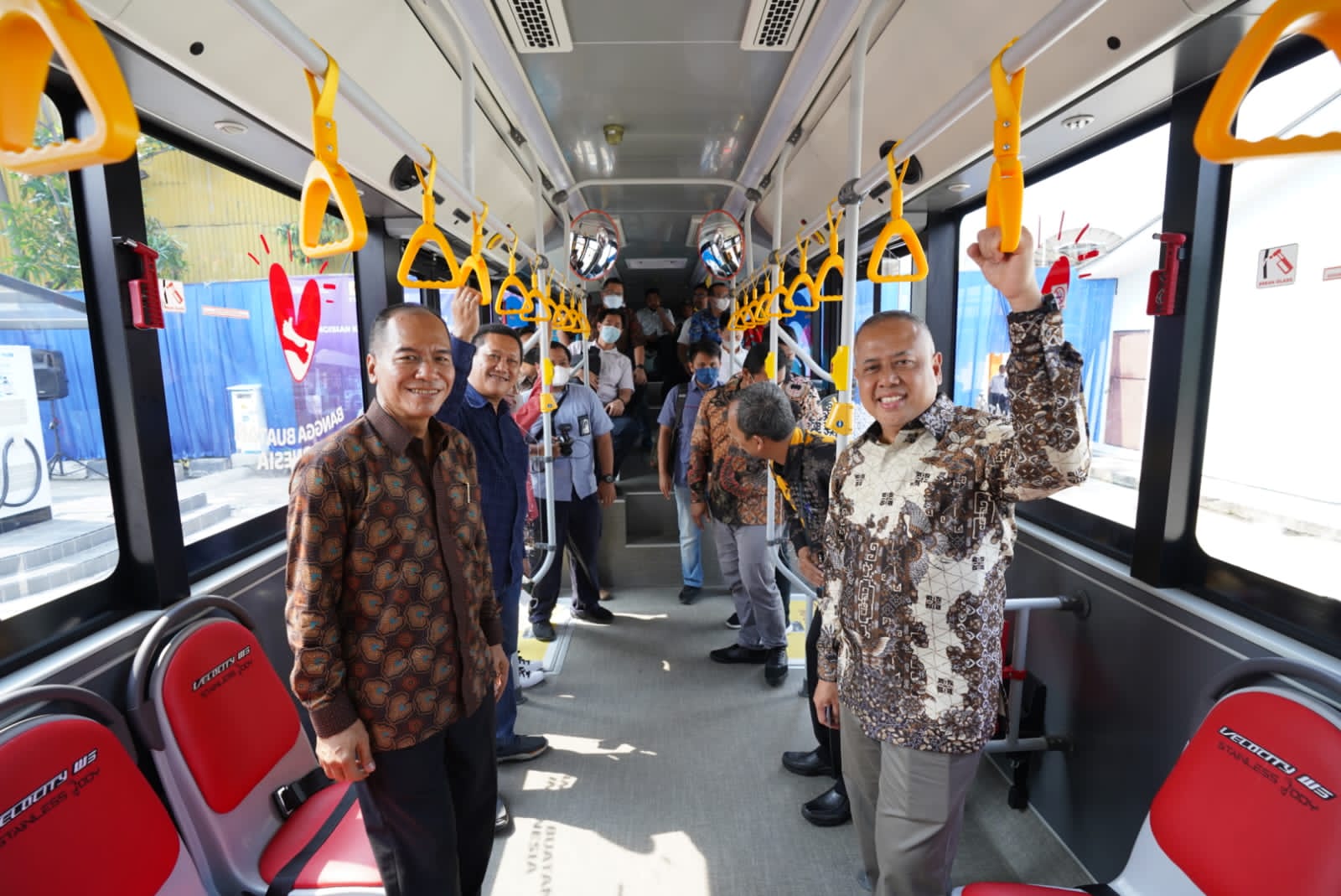 Resmi Diluncurkan, SPKLU Kemitraan Pertama PLN-Damri Layani Bus dan Mobil Umum