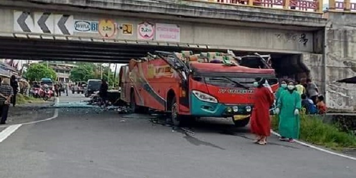 Polisi Buru Sopir Bus yang Tabrak Kolong Fly Over Simpang 8 Padang Panjang