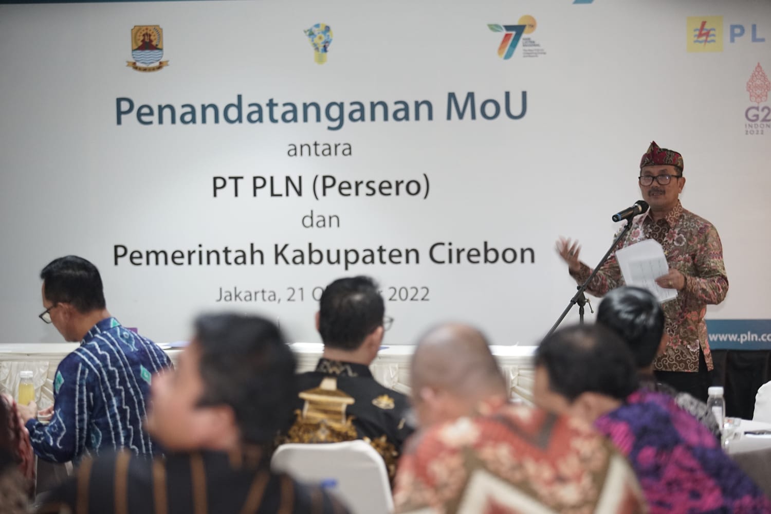 Pacu Ekonomi Masyarakat, PLN dan Pemkab Cirebon Teken Kerja Sama Kelistrikan hingga Layanan Internet 