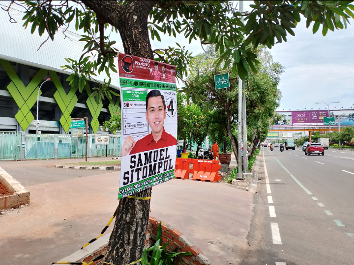Hari Pertama Kampanye, Spanduk Caleg Ditancap di Pohon Sepanjang Jalan Protokol Kota Bekasi