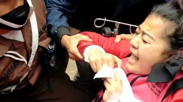 Drama Hasnaeni 'Wanita Emas': Pura-Pura Sakit Hingga Histeris Saat Dibawa ke Mobil Tahanan