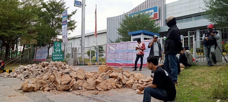 Viral! Gegara Sengketa Lahan, Gerbang Masuk Indogrosir Makassar Ditutup Dengan Tumpukan Batu
