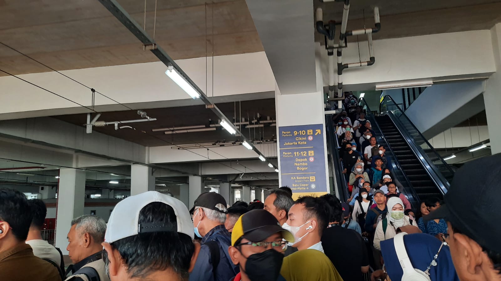 KRL Bogor-Jakarta Kota Alami Gangguan di Stasiun Cikini, Penumpang Tumplek di Stasiun Manggarai