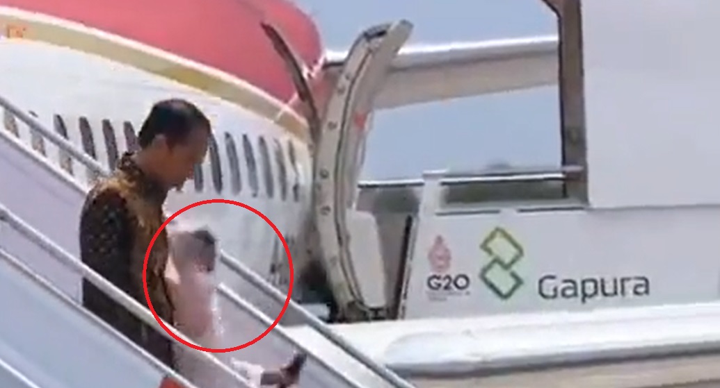 Momen Menegangkan Iriana Jokowi Terpeleset di Tangga Pesawat, Paspampres Gerak Cepat