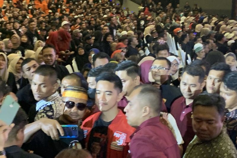 Hadiri Konsolidasi Akbar Relawan Alap-alap Jokowi di Sentul, Kaesang Pangarep Jadi Rebutan Untuk Foto Bersama 