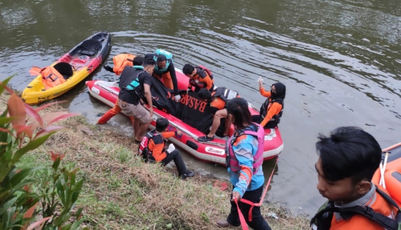 Kondisi Pria yang Nekat Ceburkan Diri ke Danau Grand Kamala Lagoon Bekasi Usai Ditemukan Tim SAR Rescue, Tewas