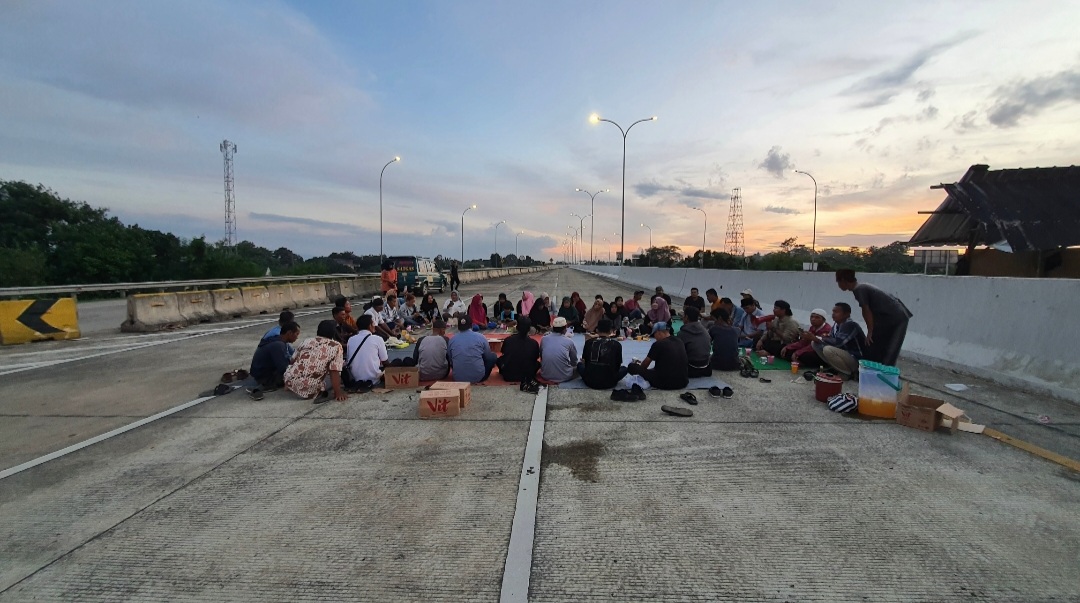 Tuntut Ganti Rugi, Puluhan Ahli Waris Buka Puasa Bersama dan Sholat Maghrib Berjamaah di Tol Jatikarya 