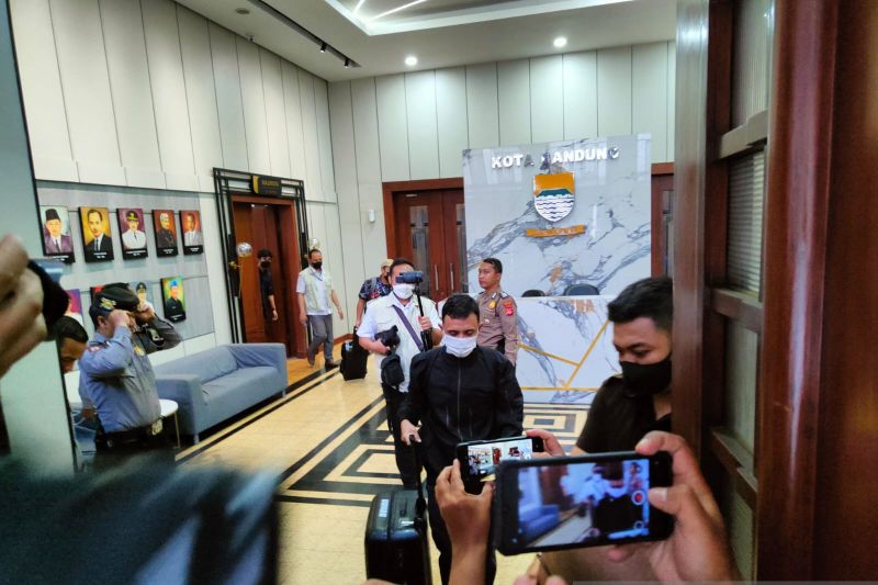  3 Koper Hitam Dibawa KPK Terkait Kasus Korupsi Proyek Bandung Smart City