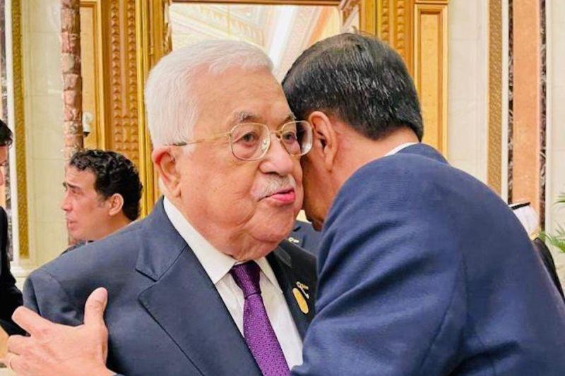 Jokowi Rangkul Presiden Palestina Mahmoud Abbas , Sampaikan Keprihatinan Mendalam