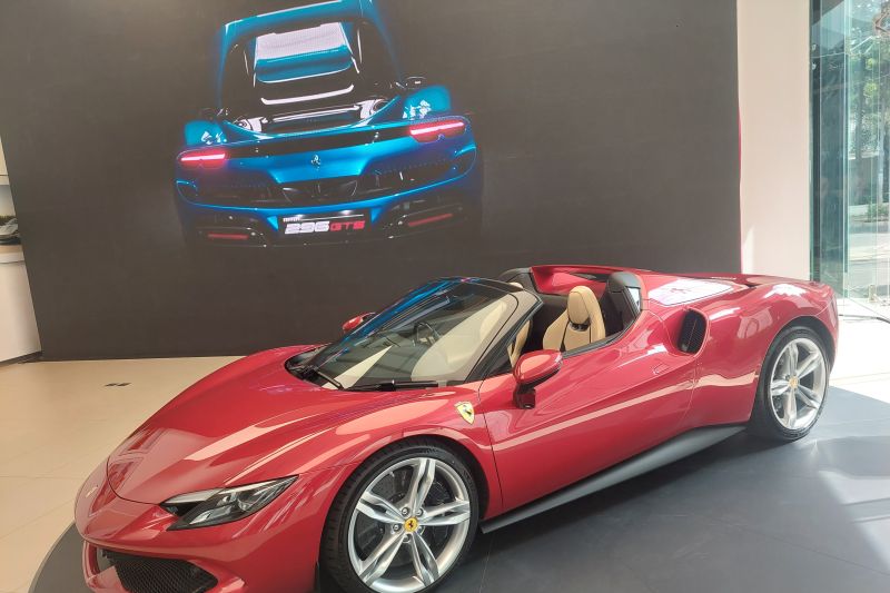 Ferrari Hadirkan Mobil Sport Hybrid dengan Atap Terbuka