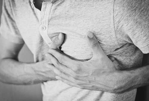 Apa Nyeri Dada Pasti Penyakit Jantung? Cek Faktanya