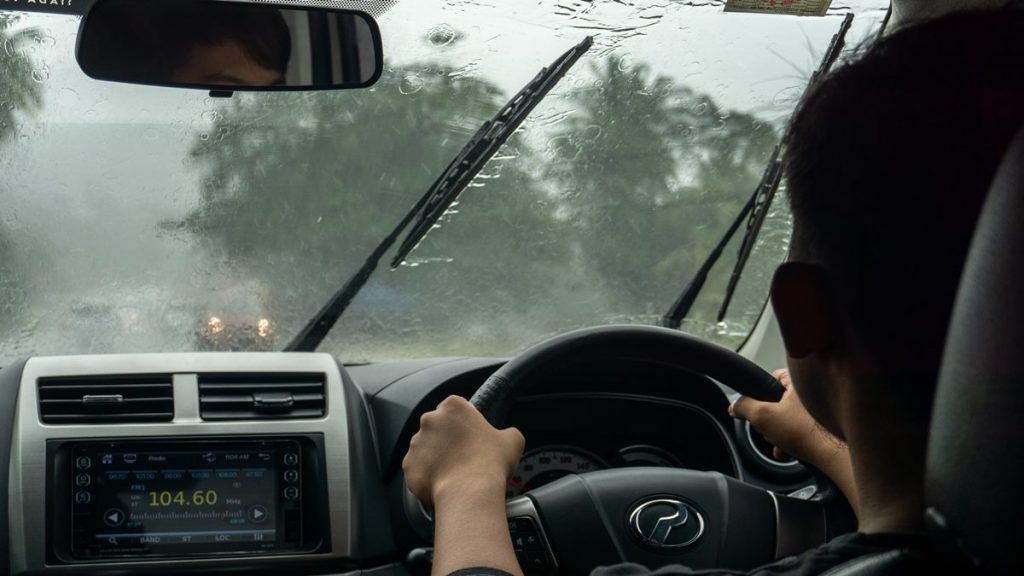 Dear Pemudik Mobil, Ini 10 Tips Berkendara Aman Saat Hujan