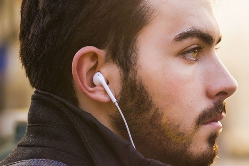 Bahaya Pake Ear Buds Kelamaan, dari Nyeri hingga Keluar Cairan
