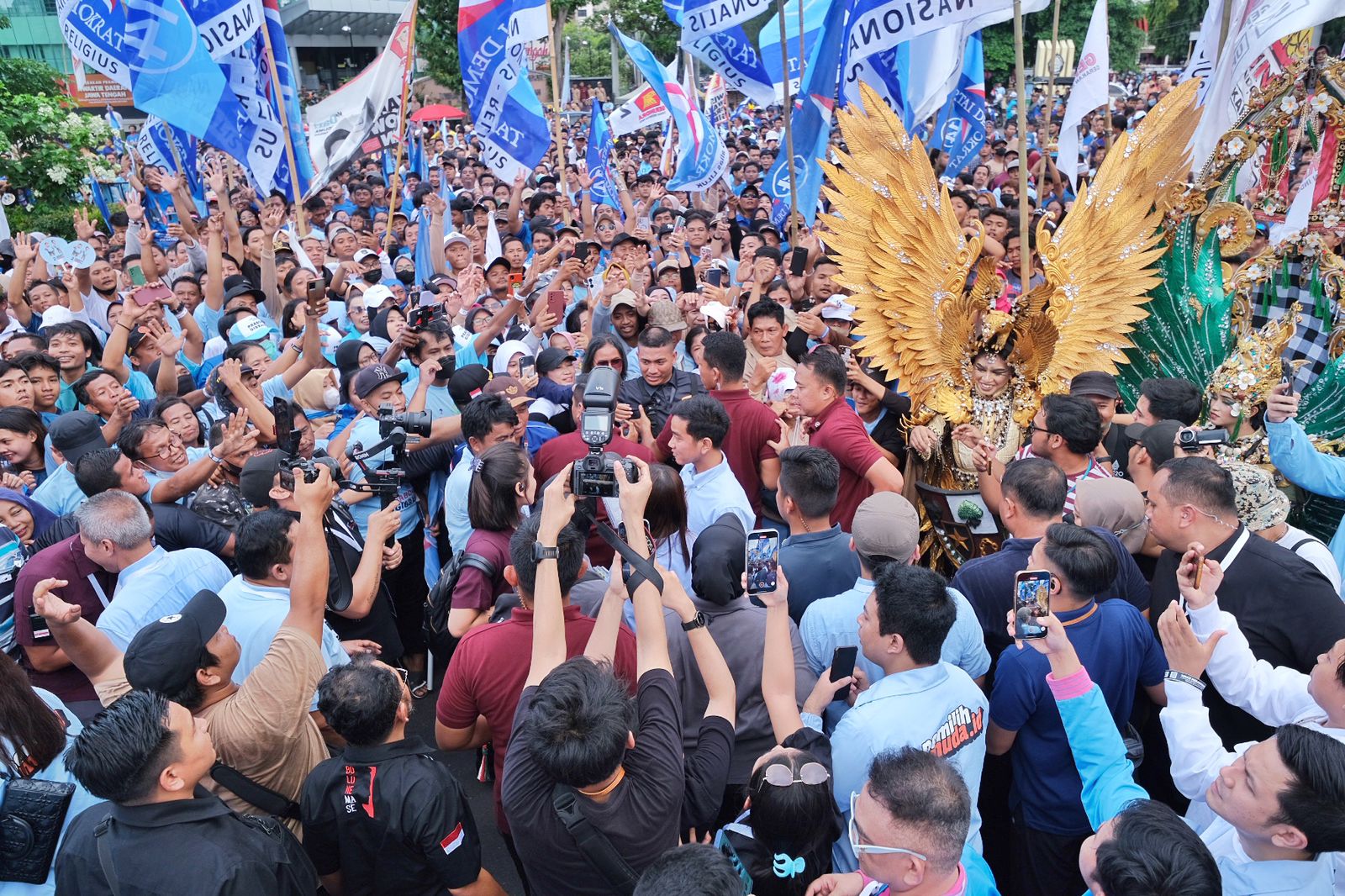 Ratusan Ribu Massa Ikuti Kirab Kebangsaan Prabowo-Gibran di Simpang Lima Semarang