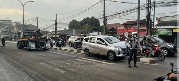  Naik Mobil Ngantuk, Akibatnya Rambu Lalu Lintas di Jatiasih Ditabrak 