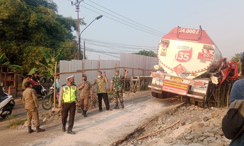 Truk Tangki Pertamina Hantam Jembatan di Tangerang Angkut BBM 24 Ribu Liter, Begini Kata Pertamina 