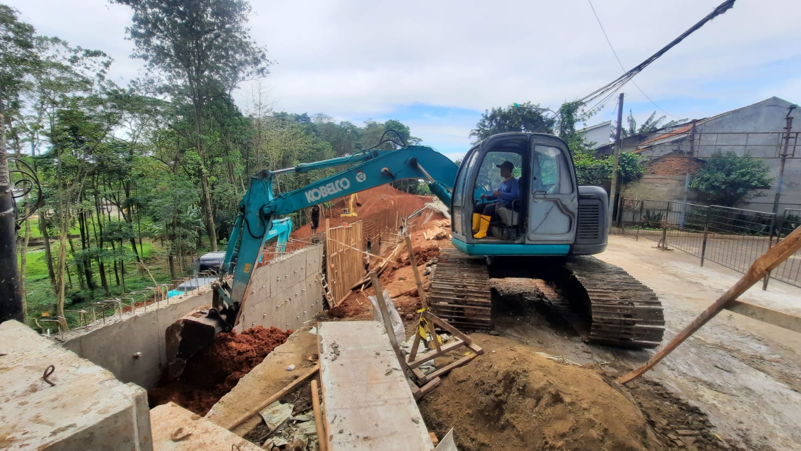 Dikabarkan  Kembali Longsor, Ternyata Jalan Pangkalan 1A Bantargebang Sedang Proses Pembangunan Turap
