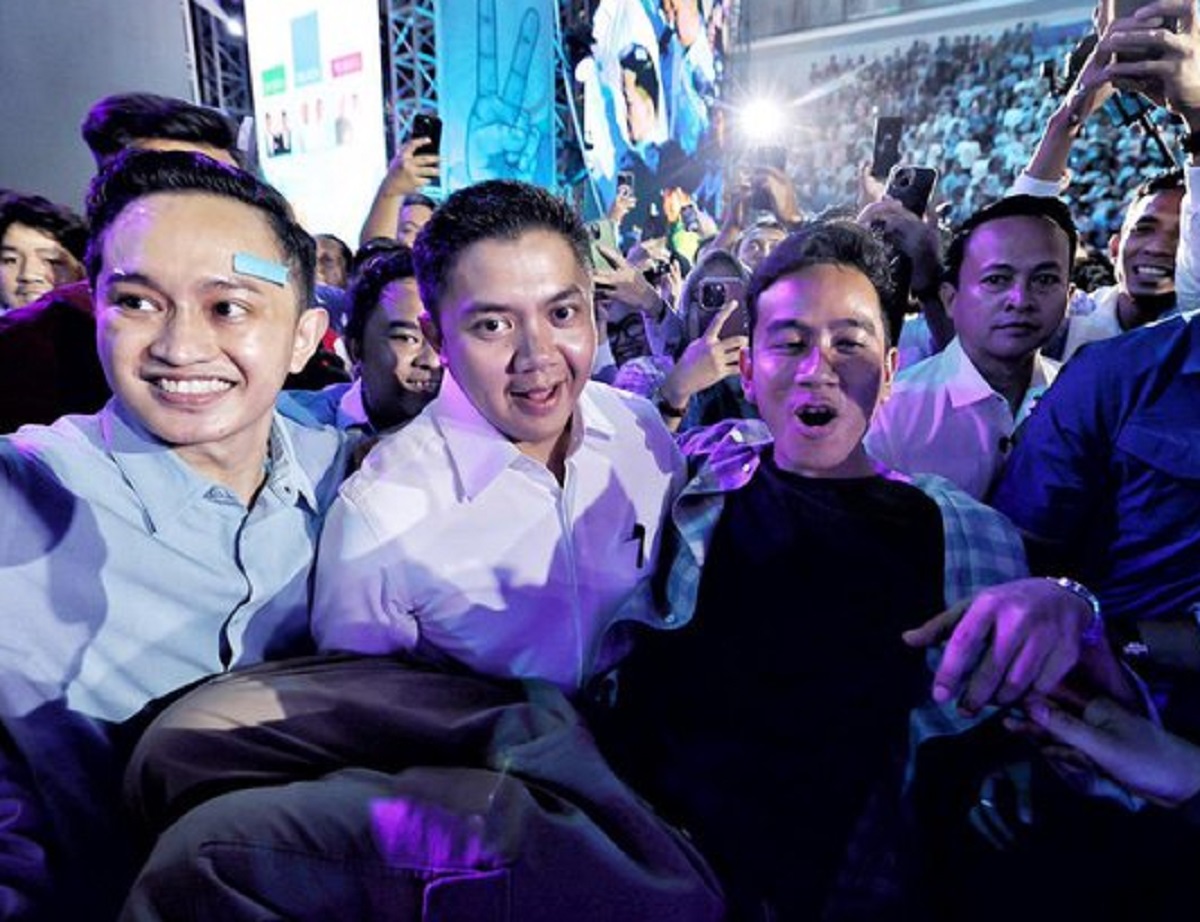 Heboh! Gibran Semringah Digendong Mayor Teddy saat Pidato Kemenangan di Istora Senayan