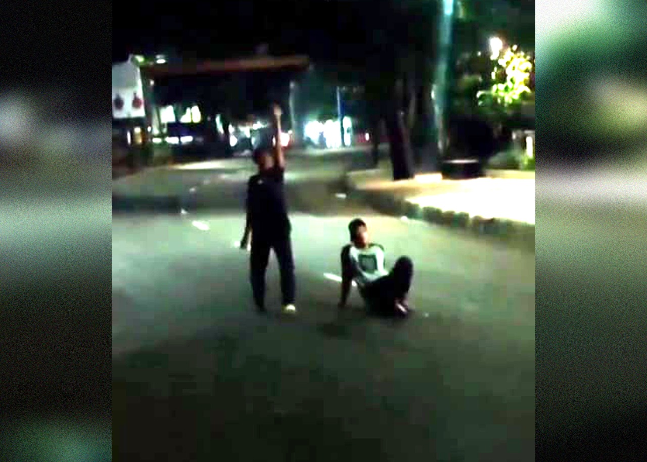 Viral! Dua Remaja di Bekasi Menantang Maut Hadang Truk Kontainer Hingga 'Diamankan' Polisi