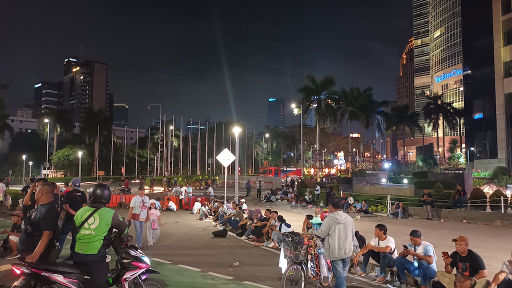 Massa Pendukung Prabowo-Gibran Penuhi Jalan Sudirman Tunggu Kedatangan Bus
