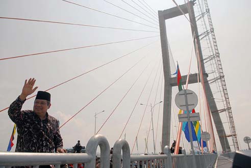 AHY Sindir Rezim Jokowi 'Gunting Pita', PDIP Singgung Jembatan Suramadu Dibangun Megawati Diresmikan SBY