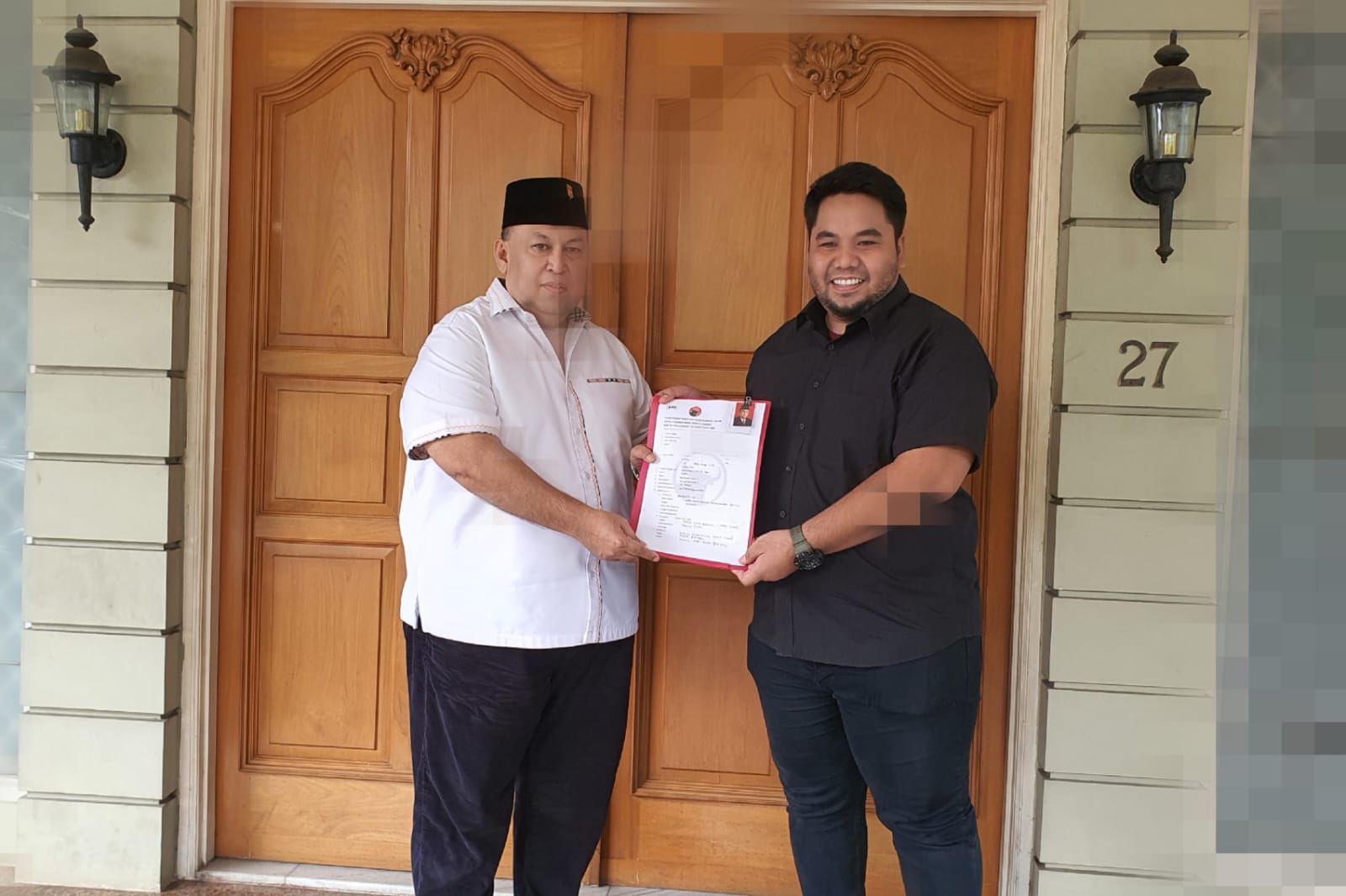 Kembali Maju Wali Kota Bekasi, Mochtar Mohammad Serahkan  Formulir Pendaftaran ke PDIP