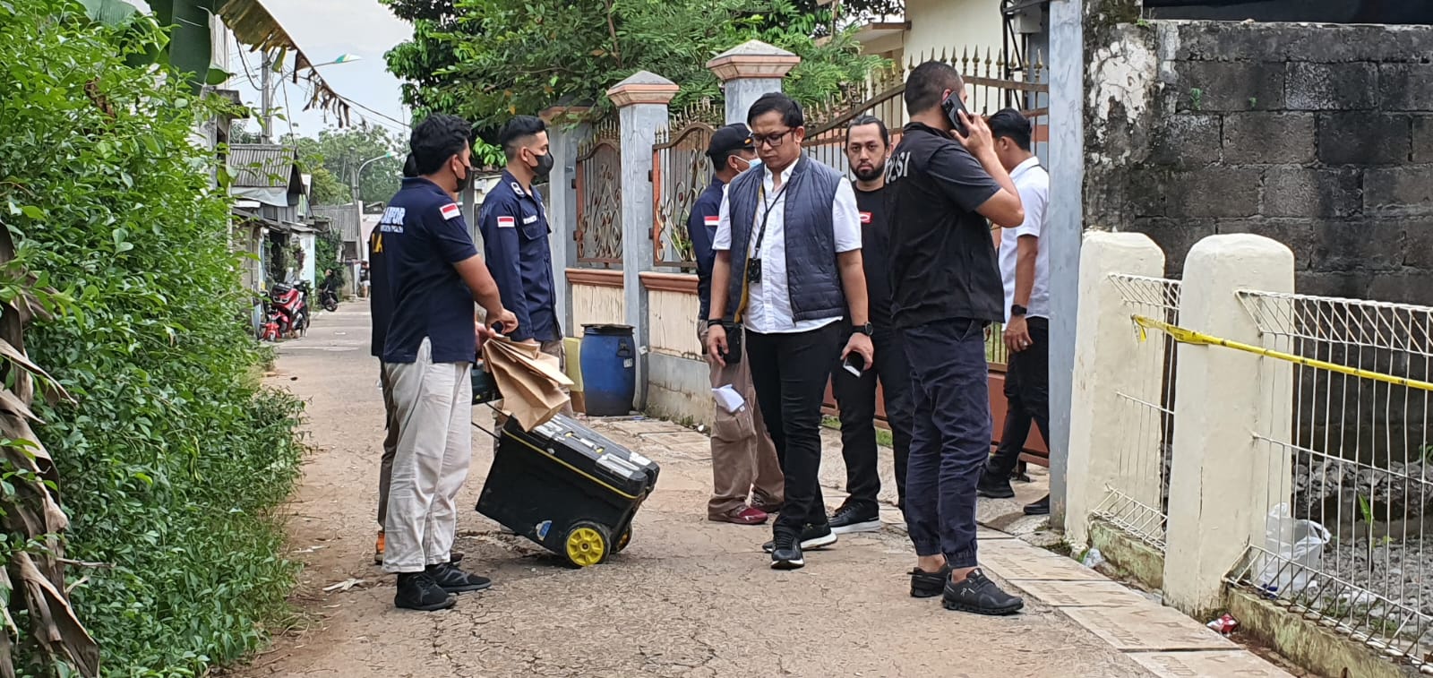 Puslabfor Polri Olah TKP Rumah Kontrakan 5 Orang Diduga Keracunan di Bekasi