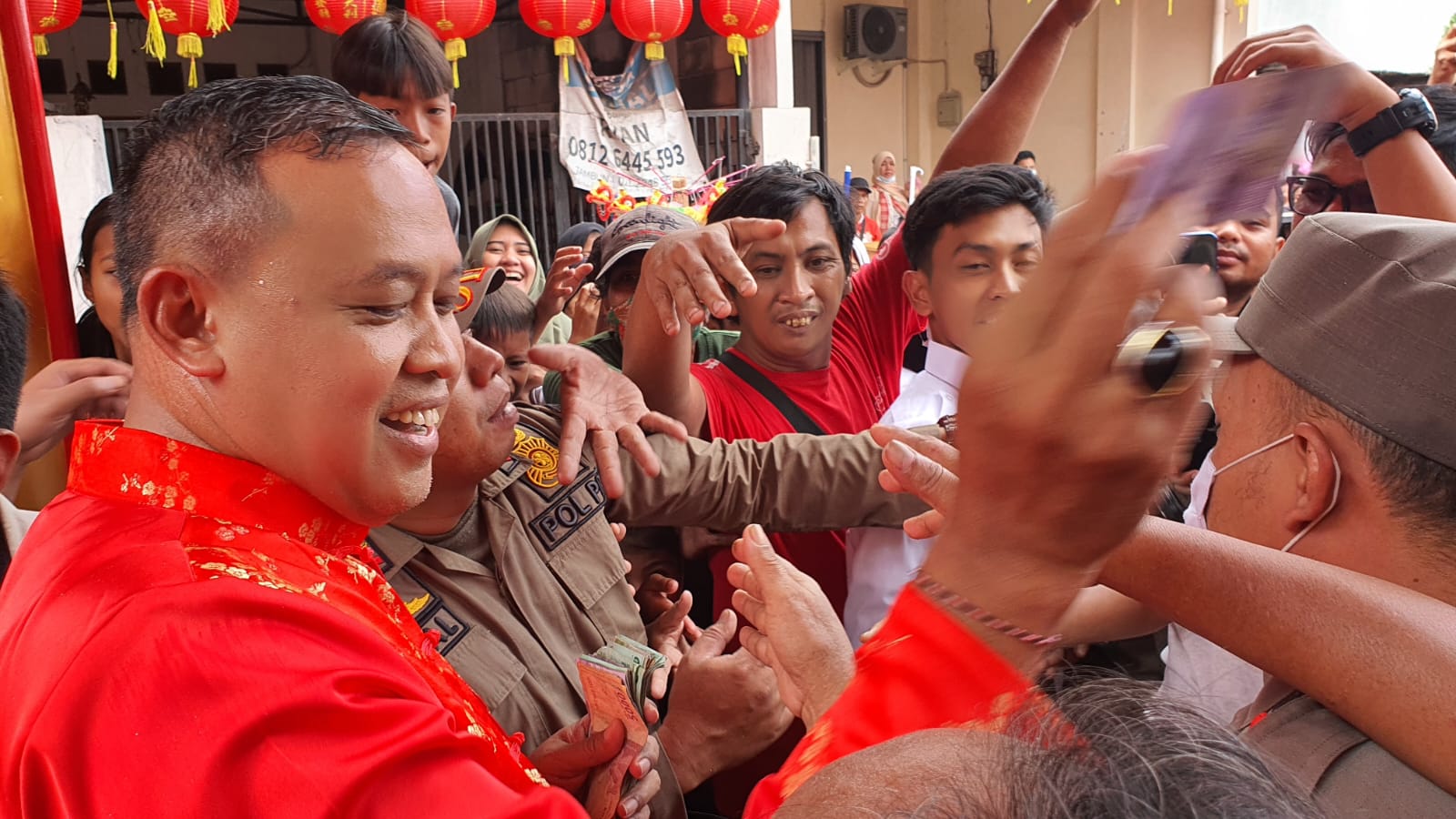 Imlek 2023, Plt Wali Kota Bekasi Tri Adhianto Bagi Bagi Angpao di Kelenteng Hok Lay Kiong 