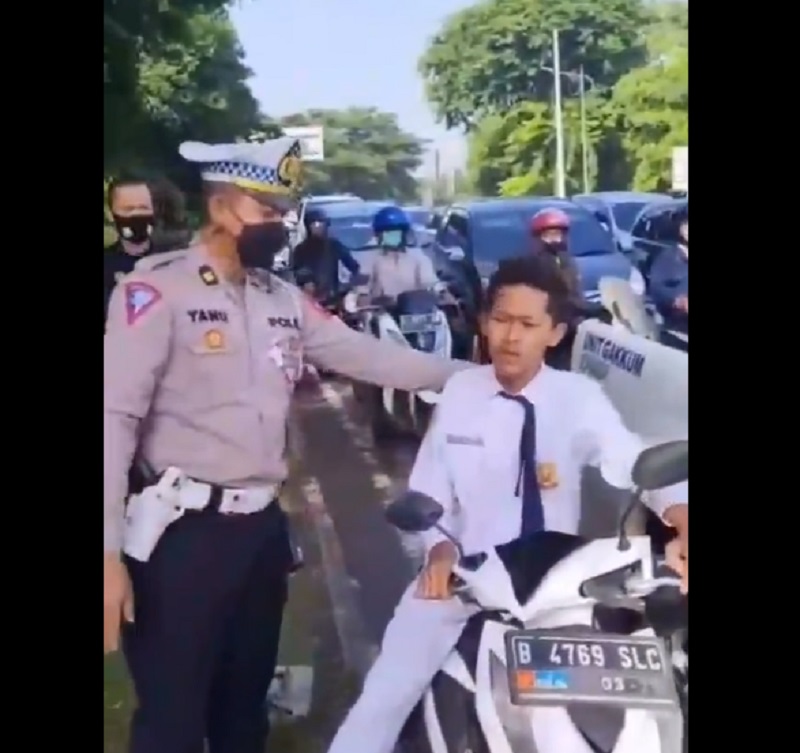 Viral! Siswa SMP Ngamuk Hingga Memukul saat Ditegur Polisi Gegara Tidak Pakai Helm Ketika Berkendara