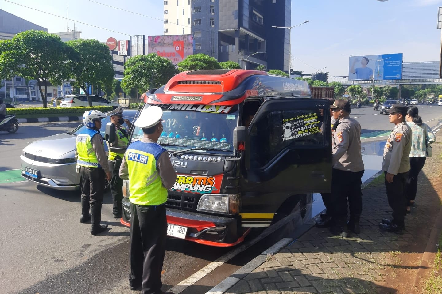 Cegah Pendemo Sidang Putusan MK ke Jakarta, Polisi Sekat Gerbang Tol Bekasi Barat
