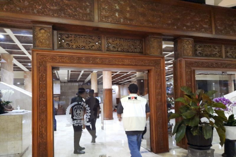Geledah Gedung DPRD Jatim, KPK Bawa Tiga Buah Koper Berisi Barang Bukti