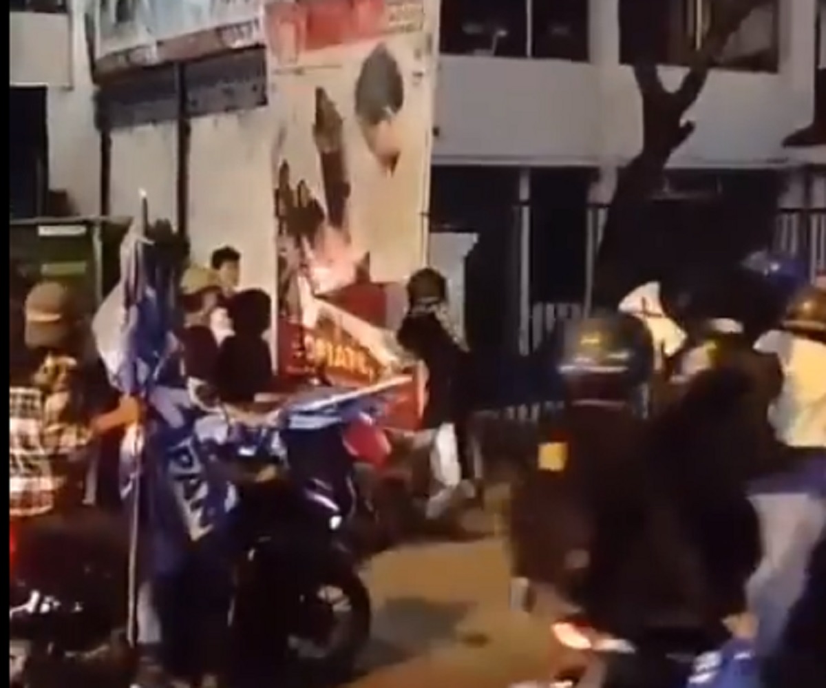 Heboh! Baliho Prabowo Dirobek Oknum Massa PAN di Kantor Gerindra Bogor