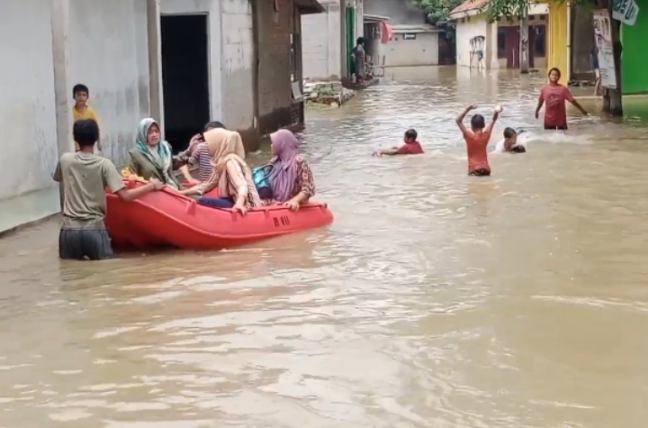 Ratusan Rumah di Karangsari Kabupaten Bekasi Terendam Banjir Hingga 1 Meter 