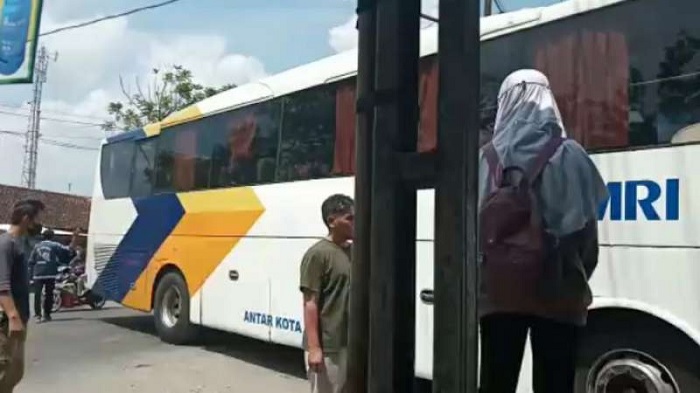 Bus Masuk Gang Sempit Bikin Geger Warga, Berhenti Setelah Dihentikan Penjual Tahu
