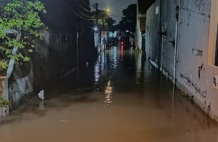 Hujan Sejak Sore, Perumahan Pondok Hijau Permai Kota Bekasi Terendam Banjir 