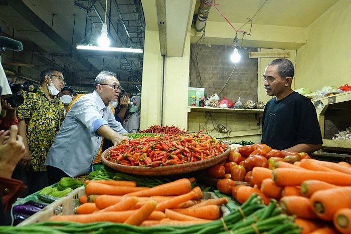 Hari Pertama Bertugas Langsung Pantau Pasar, Zulkifli Hasan: Saya Ingin Pedagang dan Pembeli Bahagia