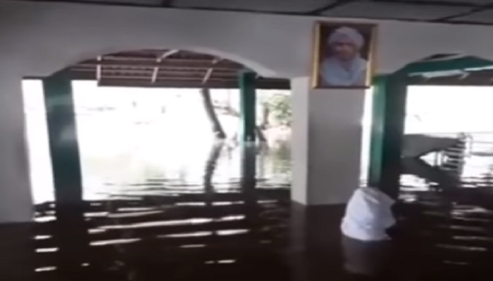 Viral! Video Makam Sultan Maulana Hasanudin di Banten Terendam Banjir Tersebar di Medsos