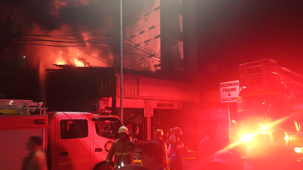 Kebakaran Melanda Toko Bingkai di Mampang Prapatan Jakarta Selatan, Berawal dari Suara Ledakan