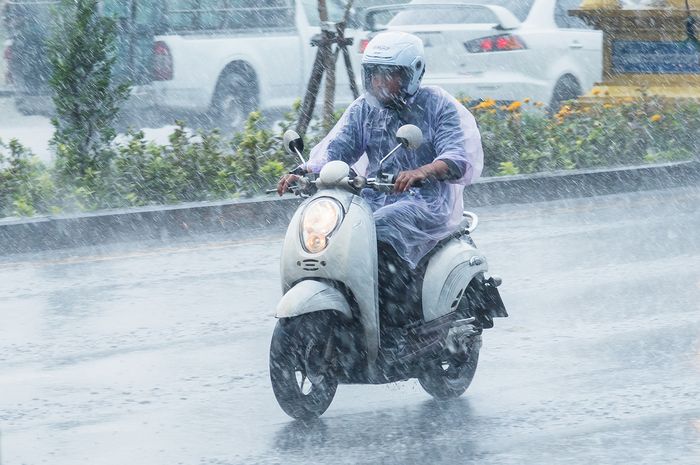 Pengendara Wajib Baca! Empat Cara Mengatasi Kaca Helm yang Berembun Saat Berkendara dalam Kondisi Hujan
