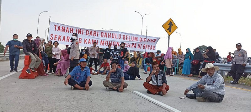 Warga Jatikarya Kota Bekasi Blokade Ruas Tol Cimanggis-CIbitung, Tuntut Uang Pembebasan Lahan Segera Dibayar