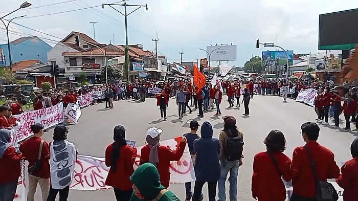 Kembali Gelar Demo Tolak Presiden 3 Periode, Ratusan Mahasiswa Tutup Jalan