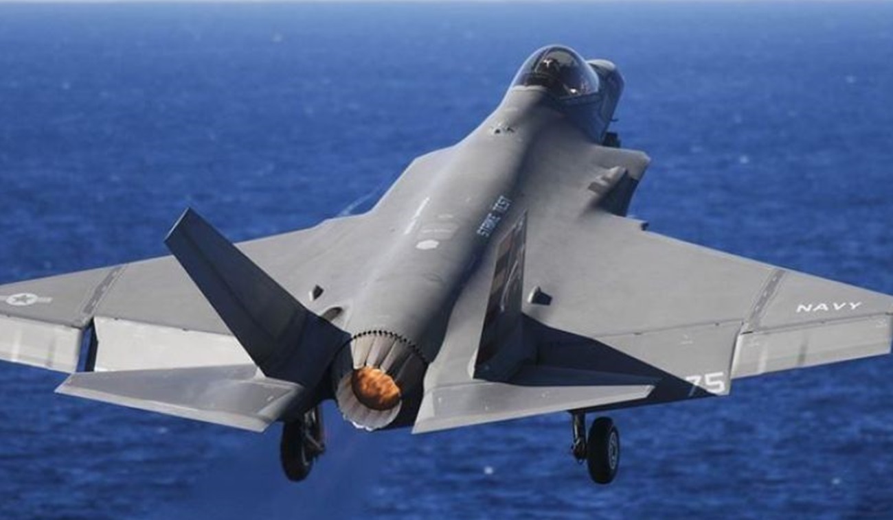 Jet Tempur F-16 Milik Amerika Serikat Jatuhkan 2 Tangki Bahan Bakar