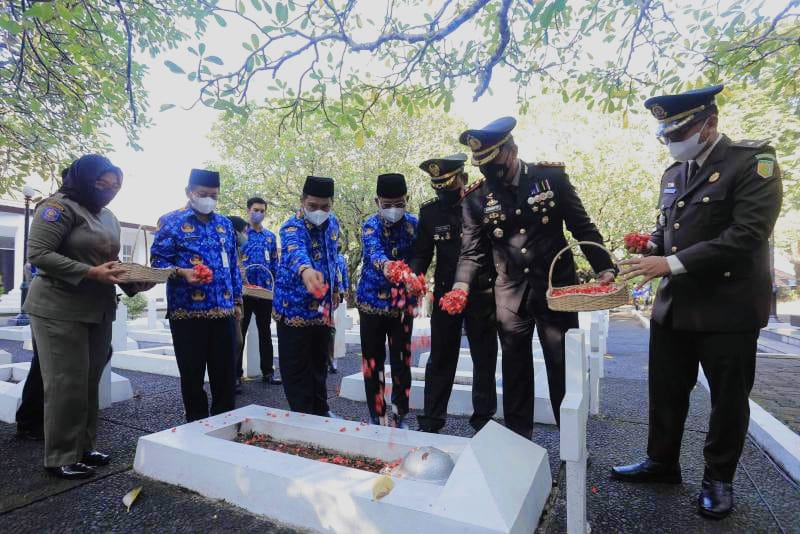 HUT Korpri ke 51, Pemkot Tangerang Tabur Bunga di Makam Pahlawan