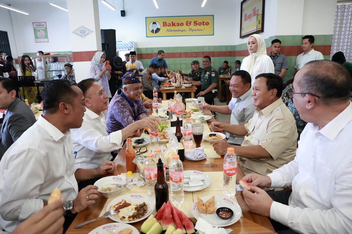 Momen Prabowo Mampir Makan Bakso di Cimahi, Nyanyi Bareng dan Disambut Riuh Warga