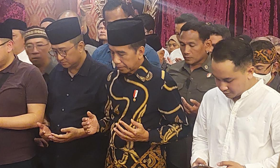 Presiden Jokowi Melayat dan Salatkan Jenazah Mooryati Soedibyo