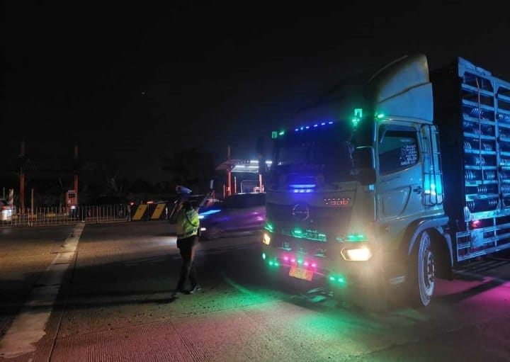 Mudik Lebaran, Seratusan Lebih Mobil Angkutan Barang Dikeluarkan Dari GT Cikupa Tangerang Merak
