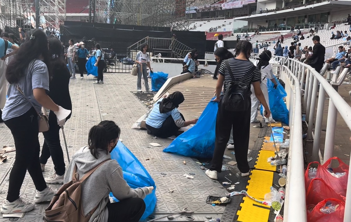 Sigap, Para Pendukung Prabowo-Gibran Inisiatif Bersihkan Sampah Usai Kampanye di GBK